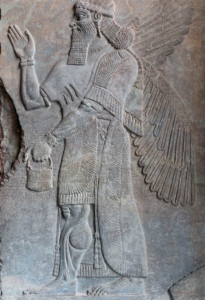 Gli antichi Anunnaki tengono in mano una borsa misteriosa simile a un moderno astronauta. © Credito immagine: Lefteris Papaulakis | Concesso in licenza da Dreamstime.Com (foto d'archivio per uso editoriale/commerciale)