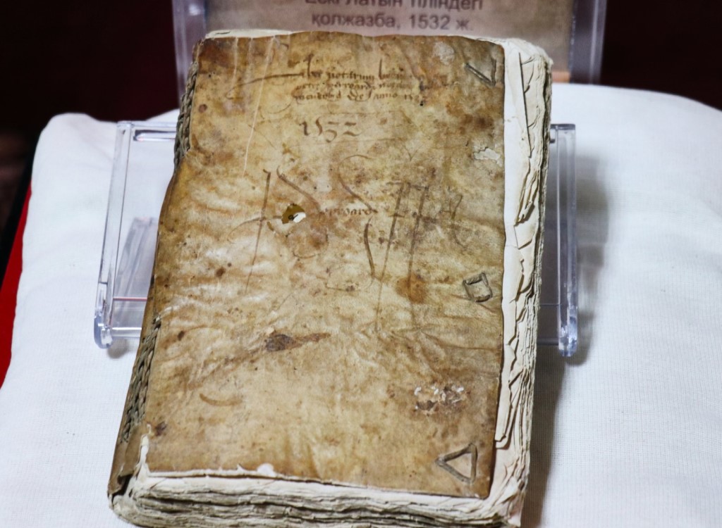 Il manoscritto in latino antico esposto nel Museo delle pubblicazioni rare della Biblioteca accademica nazionale, Astana, Kazakistan, aprile 2023. (Foto AA)
