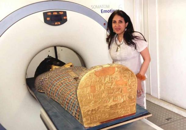 La dottoressa Sahar Saleem posiziona la mummia di Seqenenre nello scanner CT. (Sahar Saleem / Ministero egiziano del turismo e delle antichità)
