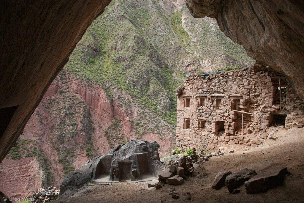 L'ingresso alla grotta principale di Naupa Huaca, che si affaccia sul profondo canyon sottostante. L '“altare” è visibile in primo piano (in ombra), insieme a un muro con nicchie di costruzione molto più rozza © Greg Willis
