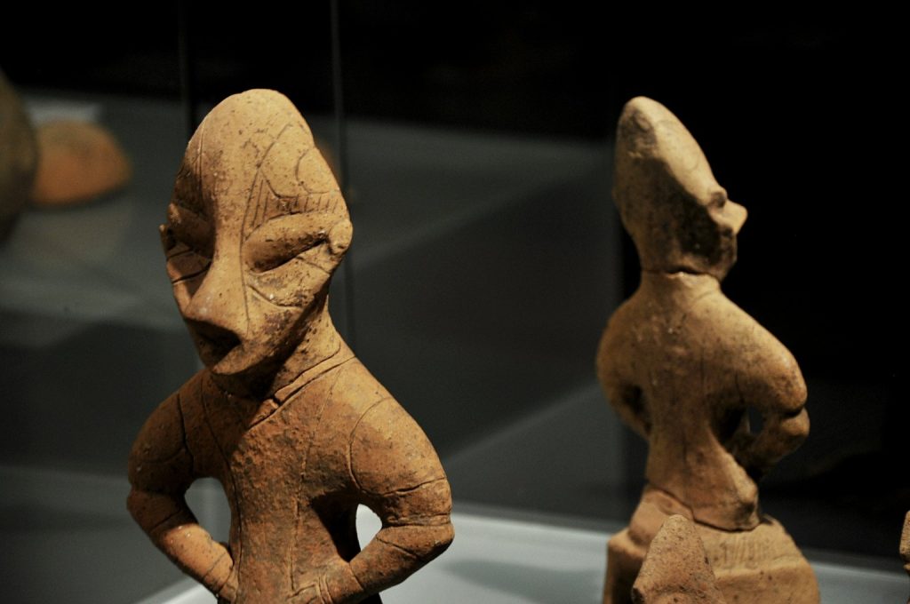 La Dea sul trono al Museo del Kosovo, a Pristina. La figura in terracotta è un esemplare ben conservato di piccola plastica neolitica della cultura Vinča (conosciuta anche come cultura Turdas in Kosovo). Misura 18,5 cm di altezza ed è datata 5700-4500 a.C. Wikimedia Commons
