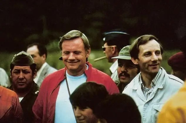 Incontro in Ecuador: Neil Armstrong (a sinistra) con Stan Hall (a destra), incuriosito dalla ricerca di prove di alieni provenienti dallo spazio
