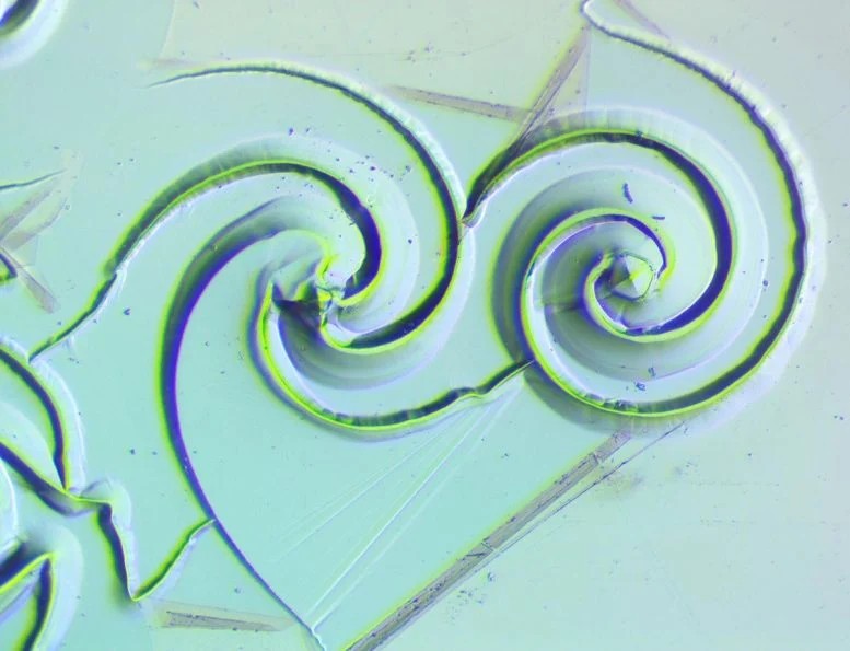 Due spirali logaritmiche nel germanio, ciascuna con un diametro di 260 μm, caratterizzate da un'incisione centrale a forma di piramide rovesciata. Credito: Yilin Wong